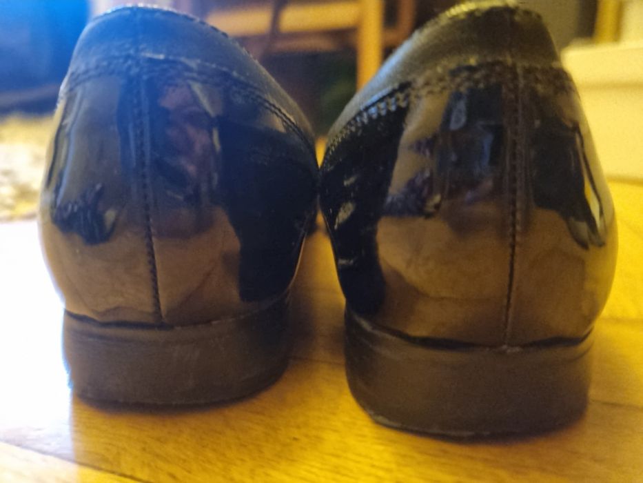 Czarne baleriny z lakierowanym noskiem