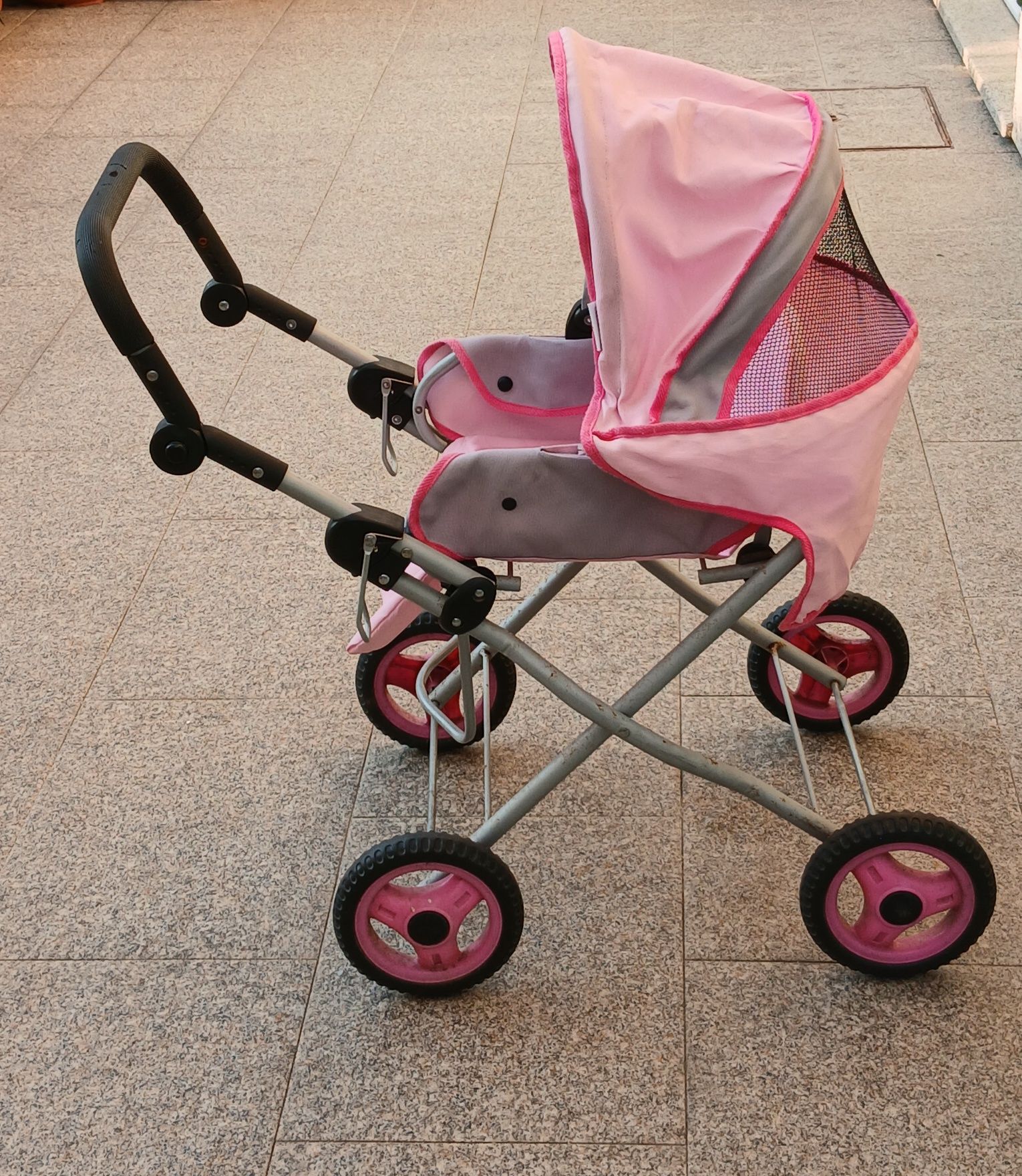 Vendo CARRINHO de bebé GRANDE de brincar e a funcionar bem.