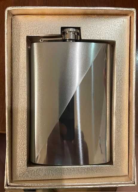 piersiówka połówkowa z grawerem w opakowaniu 9 oz