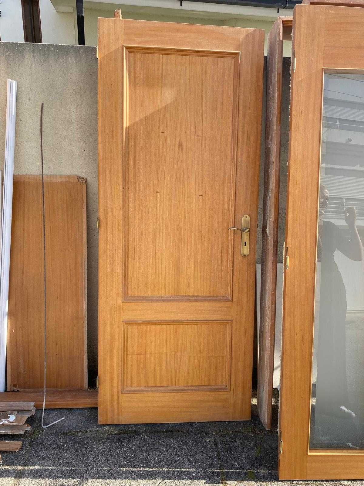 Portas, secretarias e WC