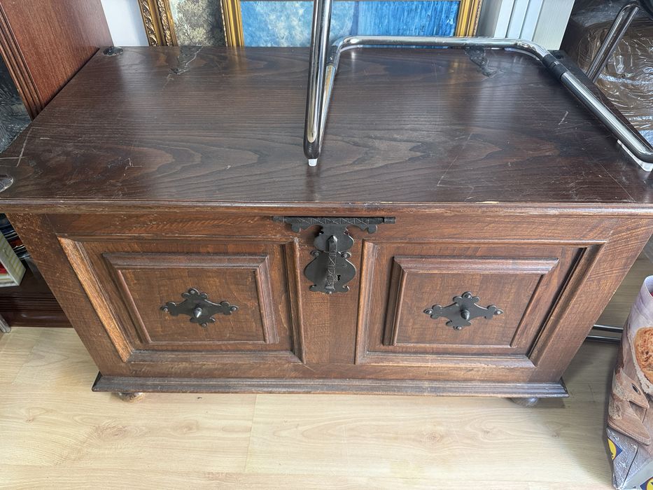 Bau em madeira  contem alguns detalhes minimos