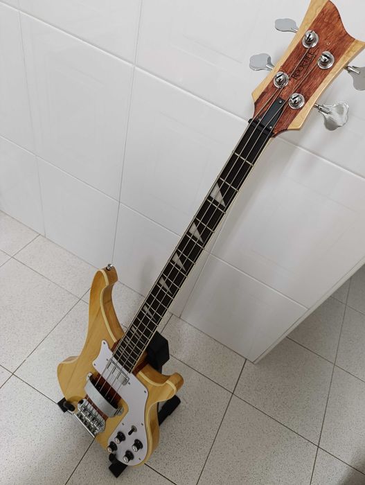 Baixo elétrico estilo Rickenbacker
