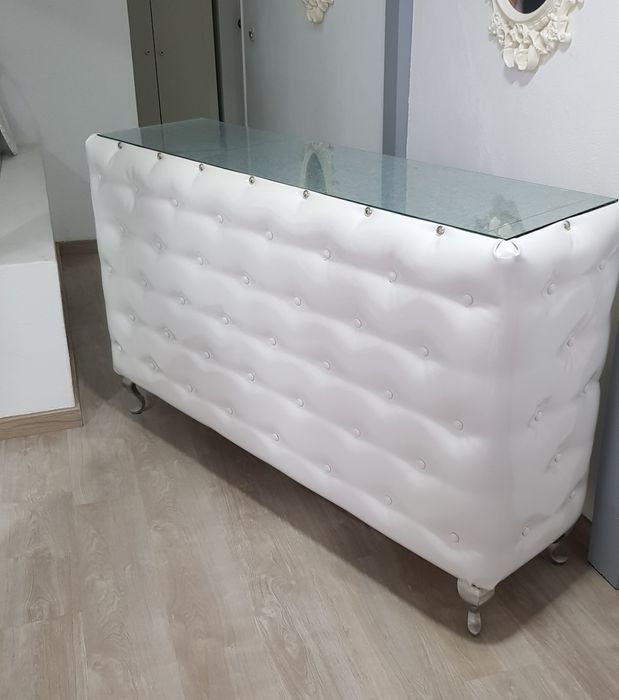 Balcão lakada, com tampa de vidro. Bom estado