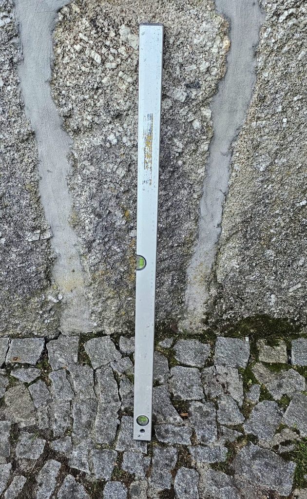 Régua de trolha, nivel, ferras