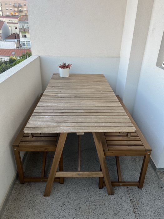 Conjunto de mesa e 2 bancos, de exterior.