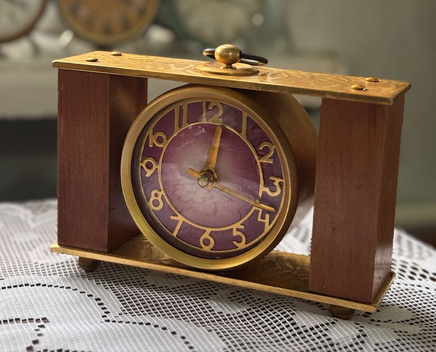 Радянський настільний механічний годинник