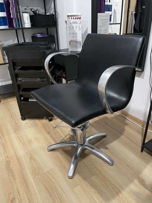 Dwa fotele fryzjerskie Maletti włoskie , czarne i podnóżek