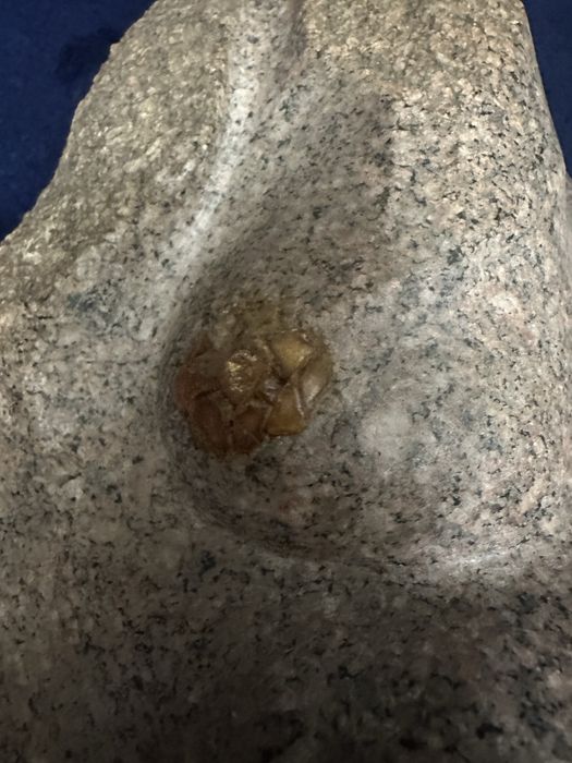 Rzezba kamien plus bursztyn