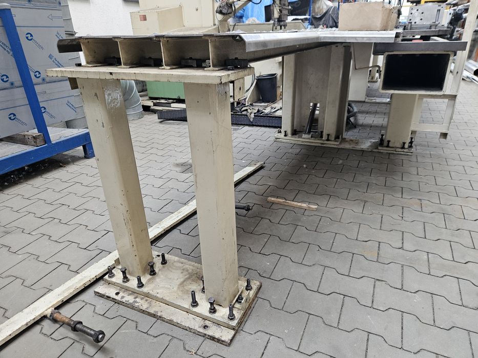 Podajnik blachy z napedem serwo