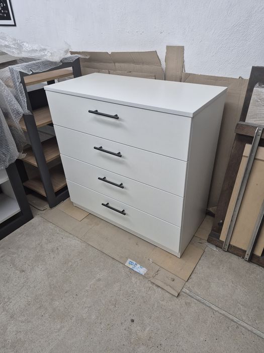 Комод на 4 ящики.