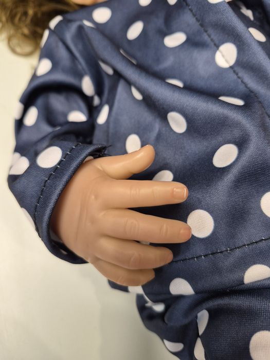 Realistyczna lalka bobas z niebieskimi oczami