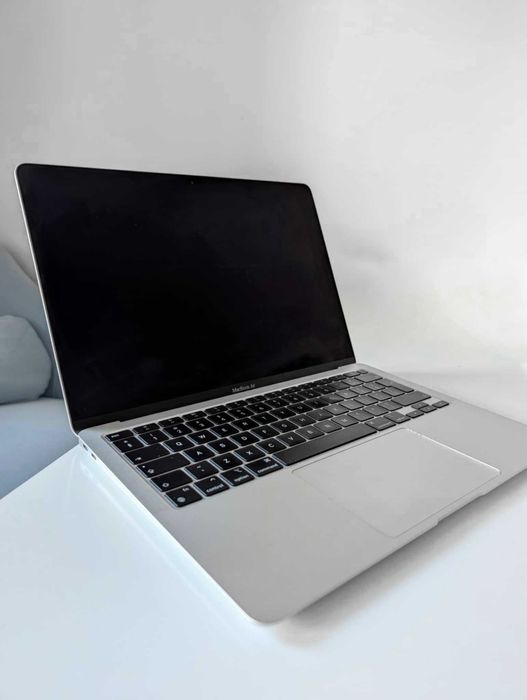 Macbook Air M1. 13.3" 8GB 256 GB Silver STAN IDEALNY Bateria 93%