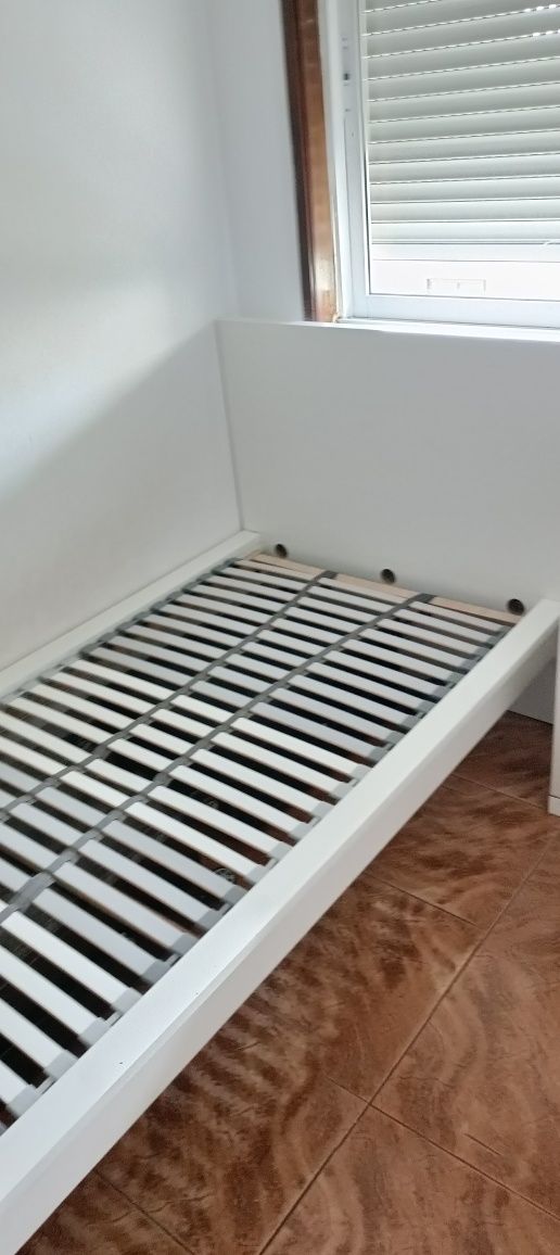 Uma camas de solteiro