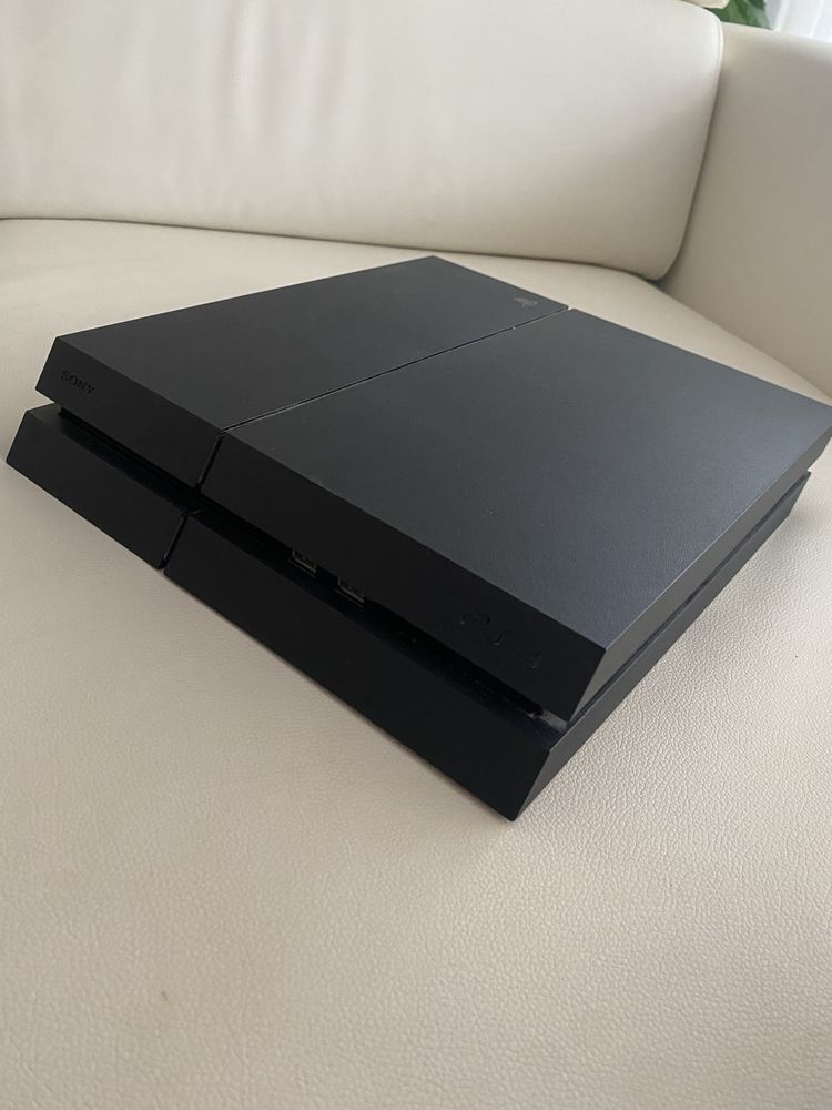 PS4 com dois comandos