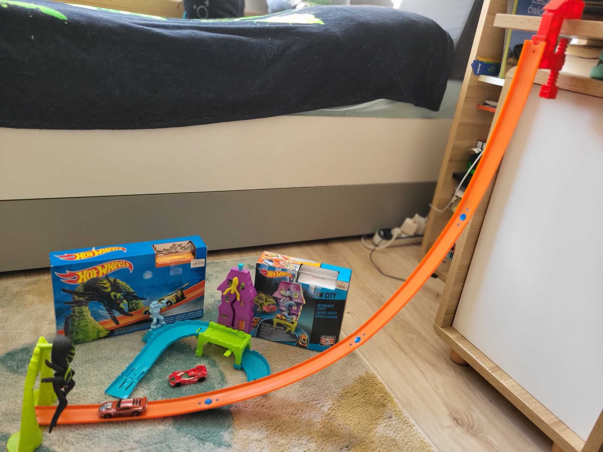 Hot wheels zestaw zakręt grozy i pajęczy atak na Halloween
