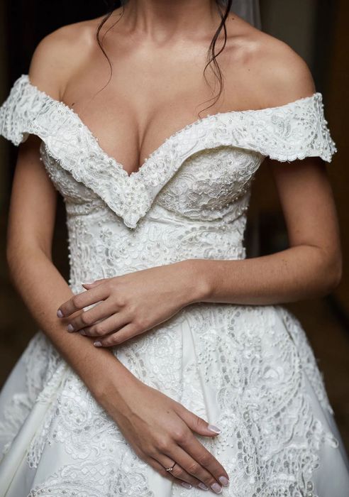 Шикарна весільна сукня в стані «нової»