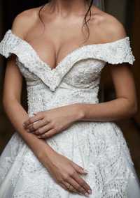 Шикарна весільна сукня в стані «нової»