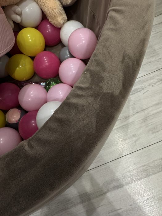 Басейн з кульками