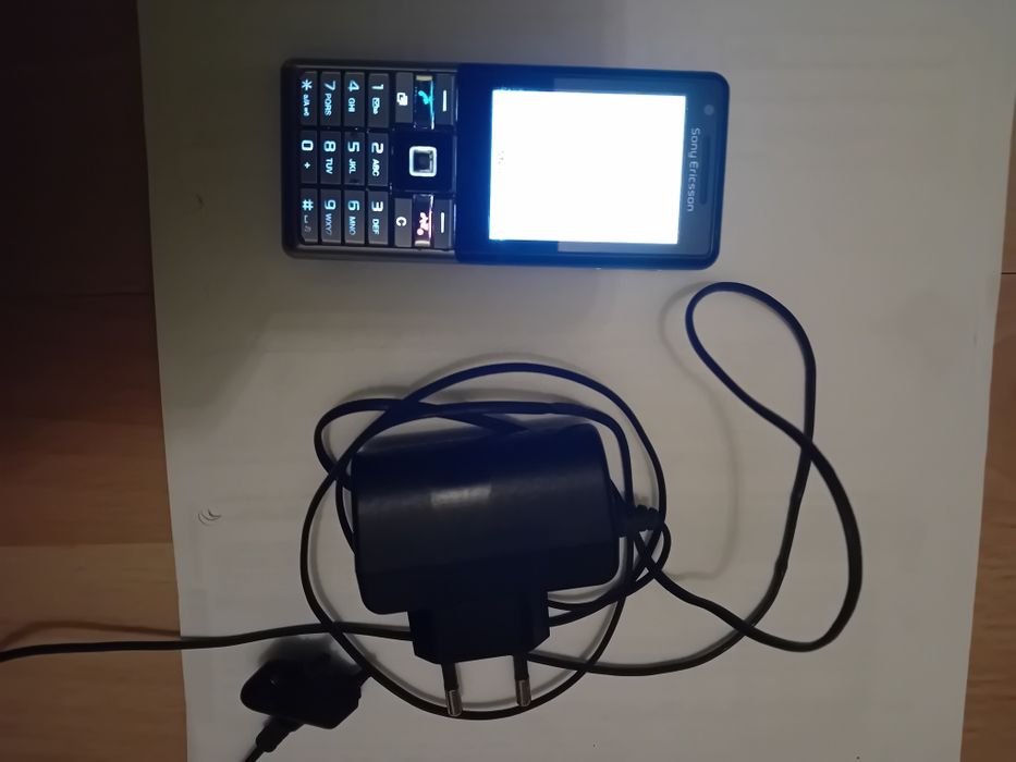 Sony Ericsson J105i ,ładowarki, słuchawki ,konwerter