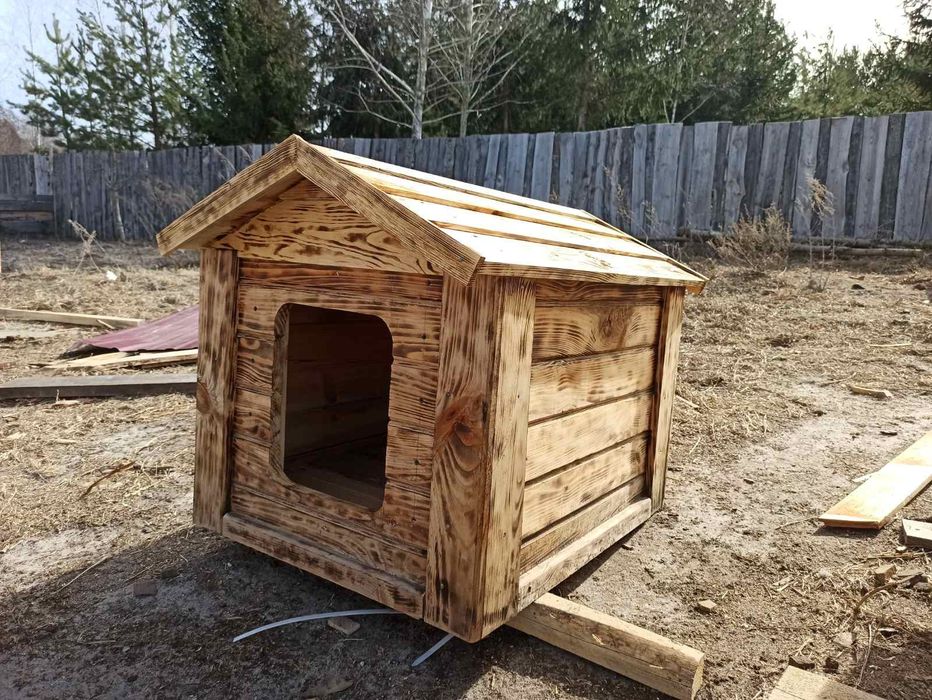 Дерев'яна будка для собаки