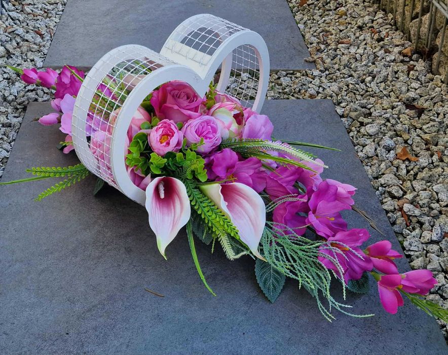 Kompozycja kwiatowa na grób cmentarz stroik serce ikebana Z624