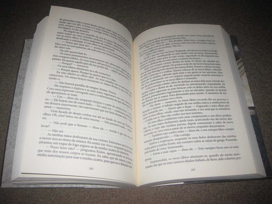 Livro "Antes Bruxa Que Morta" de Kim Harrison