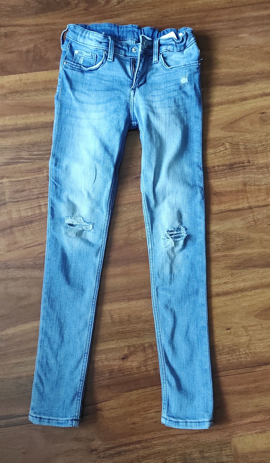 H&M jeansy 134 cm 8-9 z dziuram dżinsy spodnie