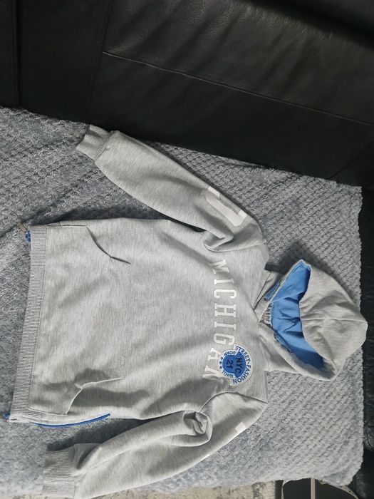 Szara niebieska bluza chłopięca 110 cm z kaputerem . Kieszenie