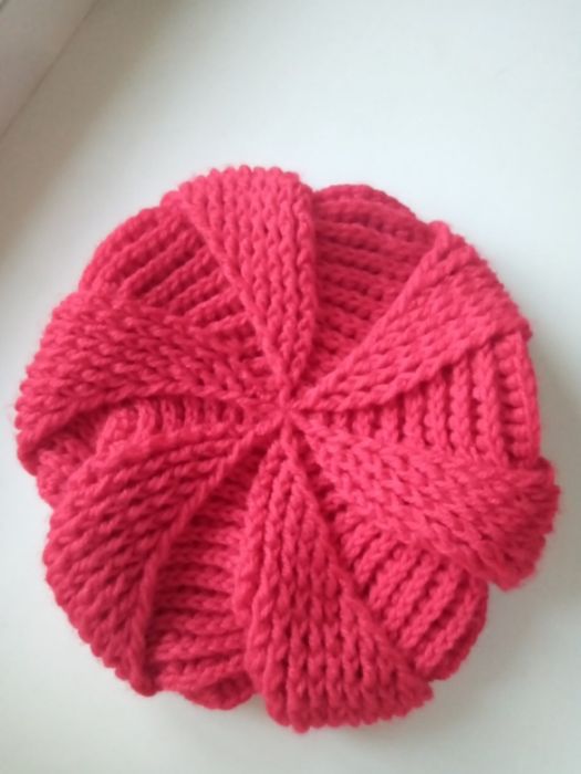 Червоний в'язаний берет