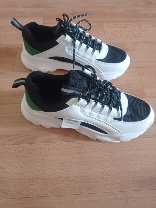 Кроссовки новые размер 40.