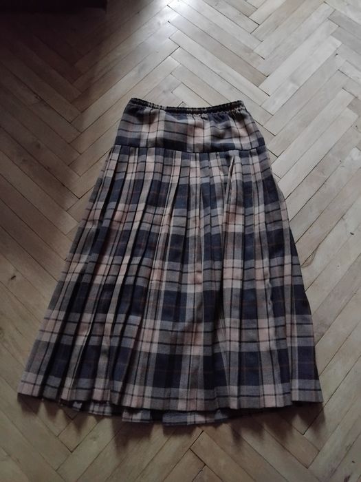 Довга клітчата коричнева спідниця