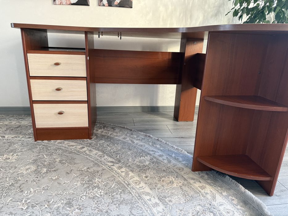 Компютерний і письмовий стіл