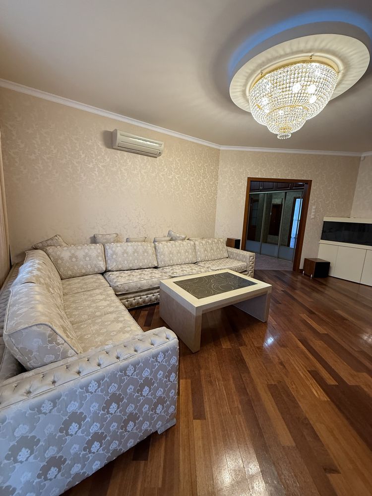 Продам 3х комн.квартиру 117м2,ул.О.Яроша 22,Метро Ботанический Сад