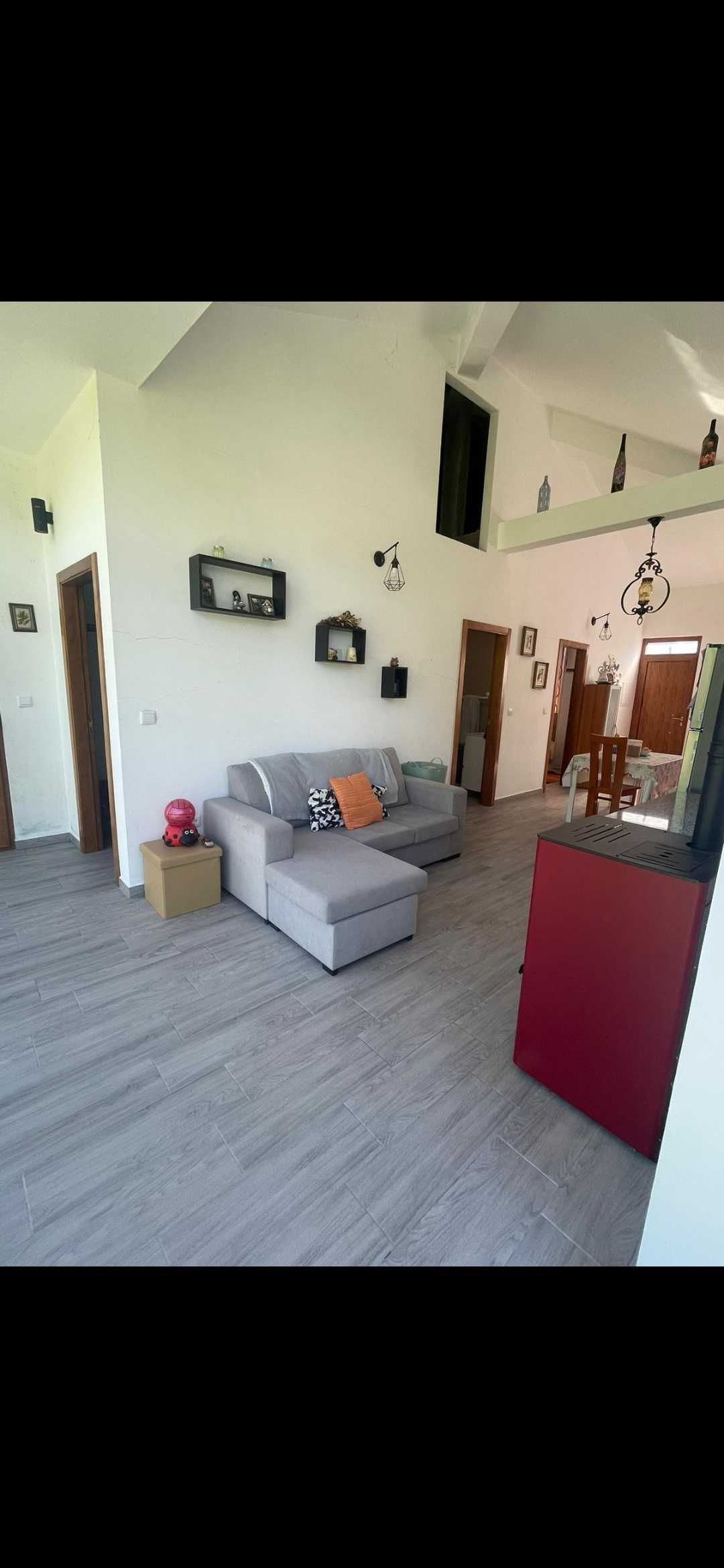 Vende se casa no centro da vila de Moes