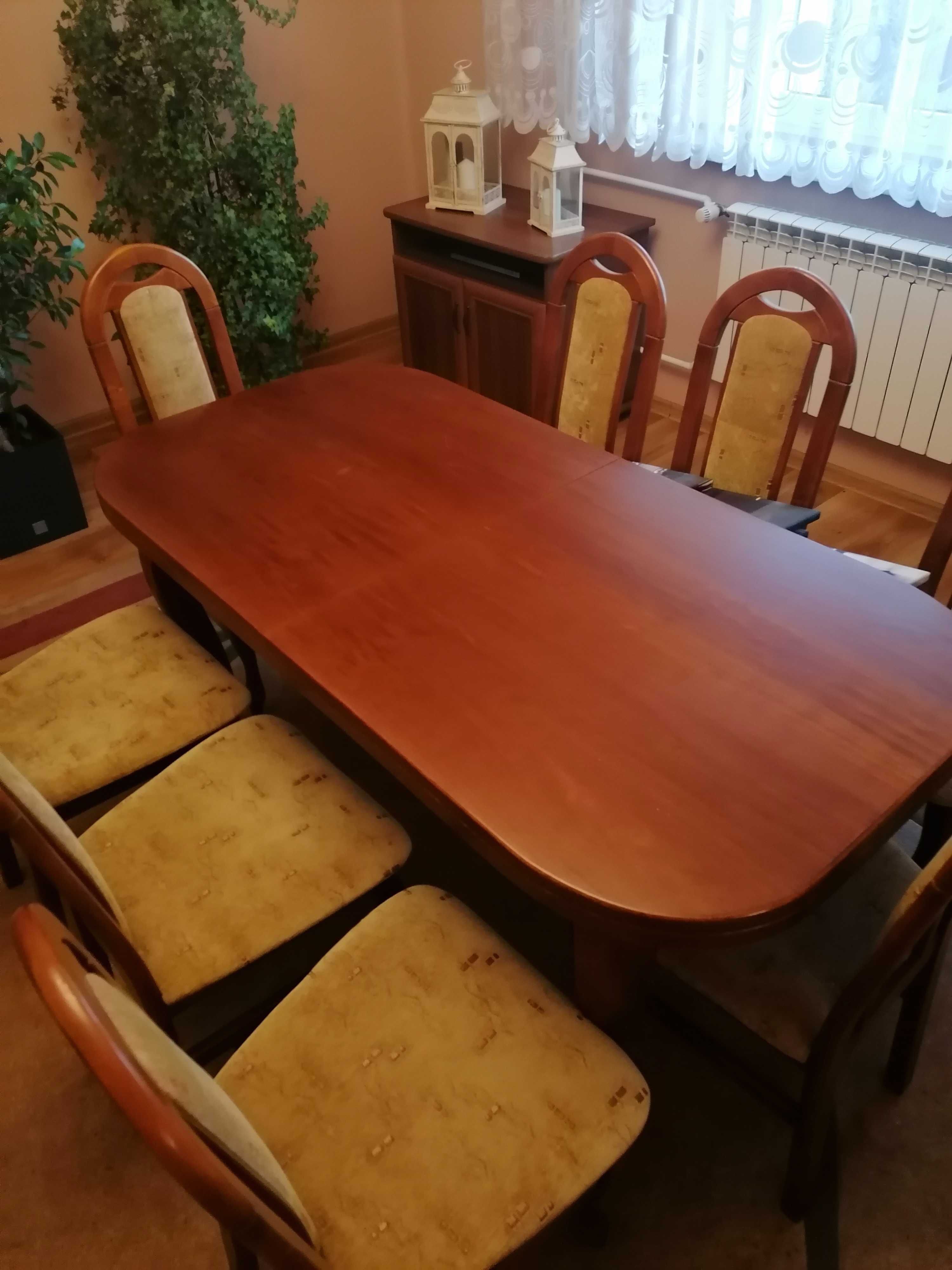 Stół i osiem krzeseł
