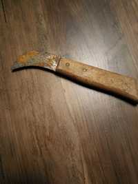 stary nóż z drewnianym trzonkiem
