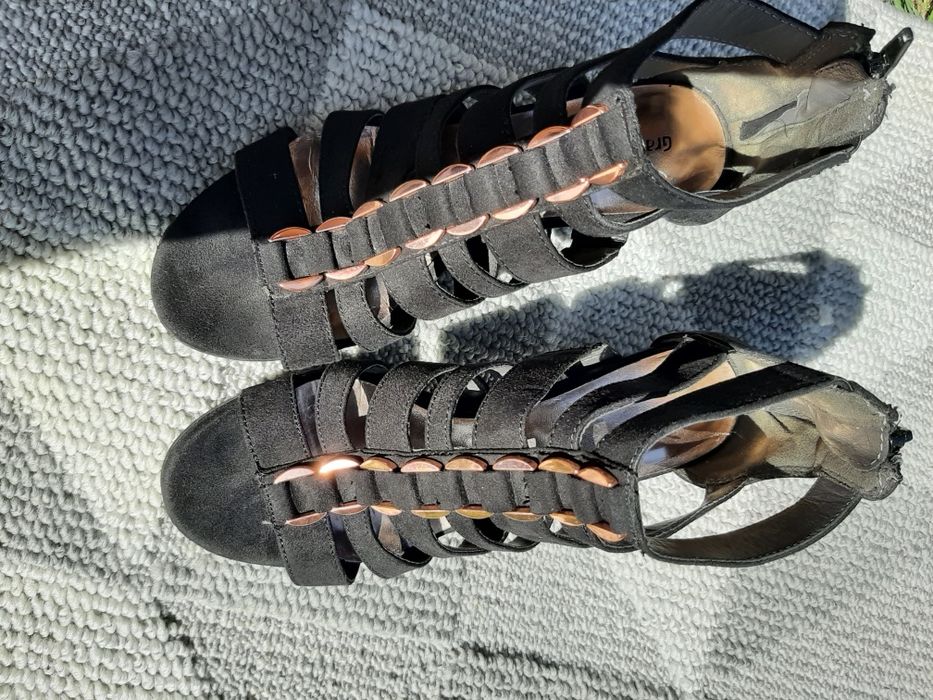 Босоніжки під замш на маленькому каблуці