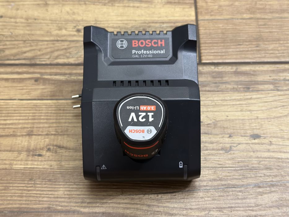 [Zestaw] Ładowarka BOSCH GAL 12V-40 2023r. | bateria 12V 3AH 2024r.