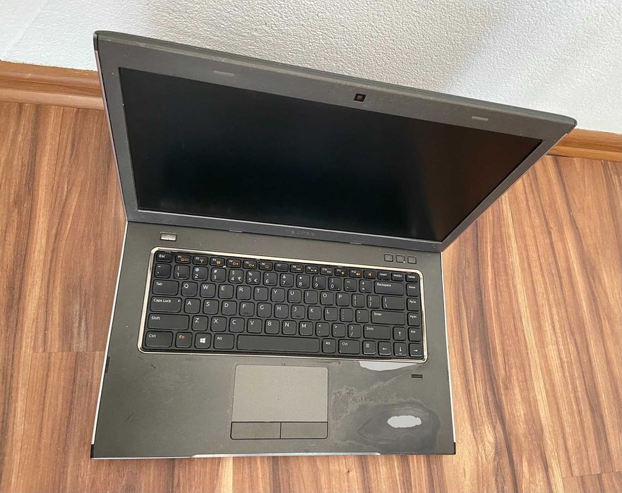 Laptop Dell Vostro  15.6 cali. Uszkodzony z ładowarką.