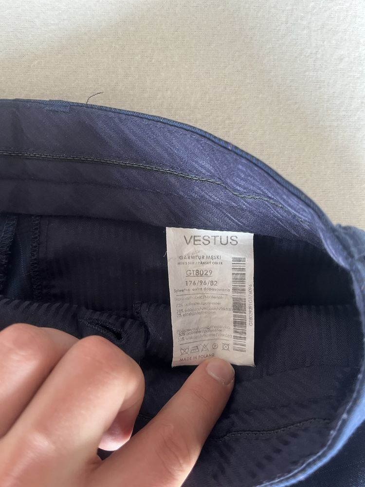 Garnitur męski Vestus -Zestaw ,kamizelka, 3x koszule, pantofle