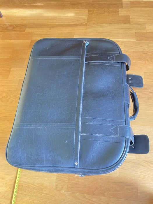 stara walizka z czasów PRL, rekwizyt do filmu teatru , eksponat