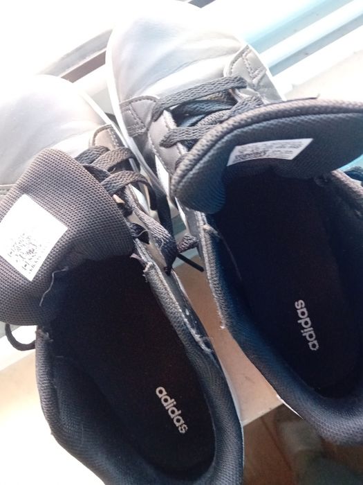 Tenis adidas com pouco uso.