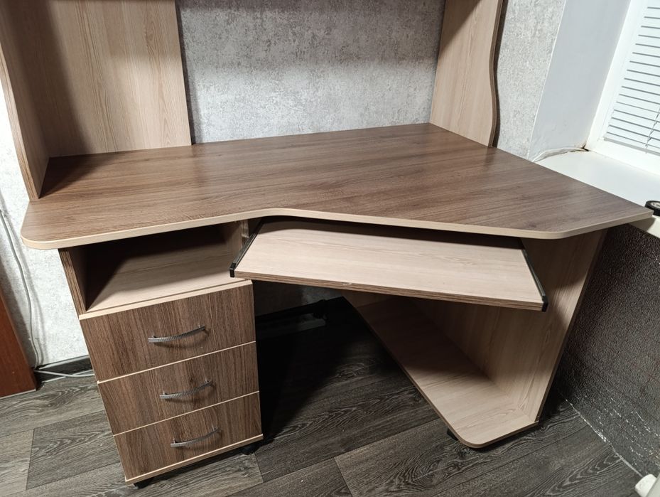 Стіл комп'ютерний кутовий