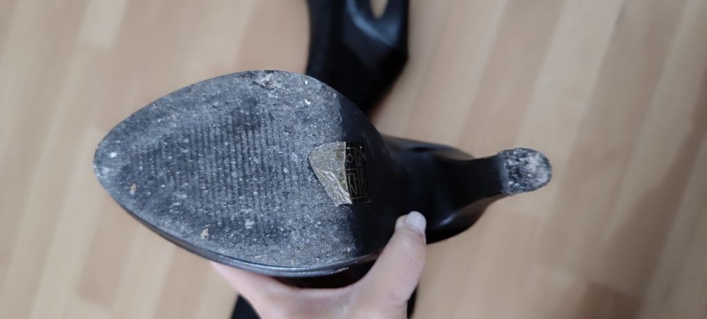 Botas pretas acima do joelho de salto alto. Tamanho 36. Usadas