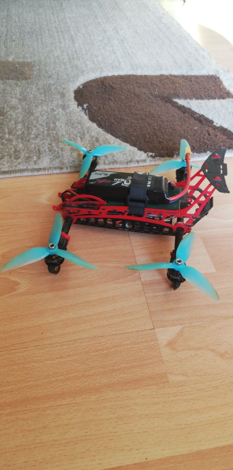 Dron quad wyścigowy quadrocopter wirnikowiec