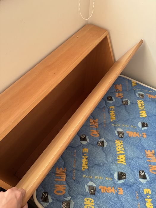 Cama de solteiro com arrumação em madeira