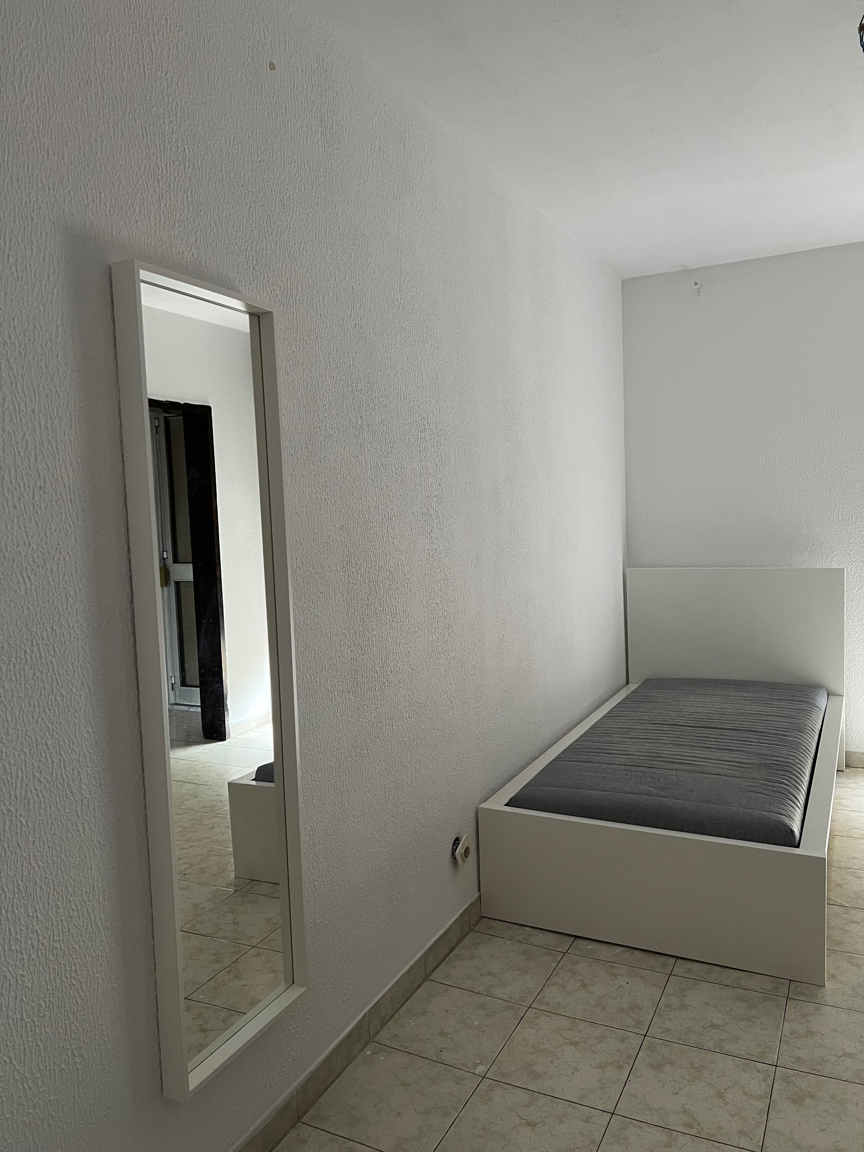 Quarto singular com dois cómodos.