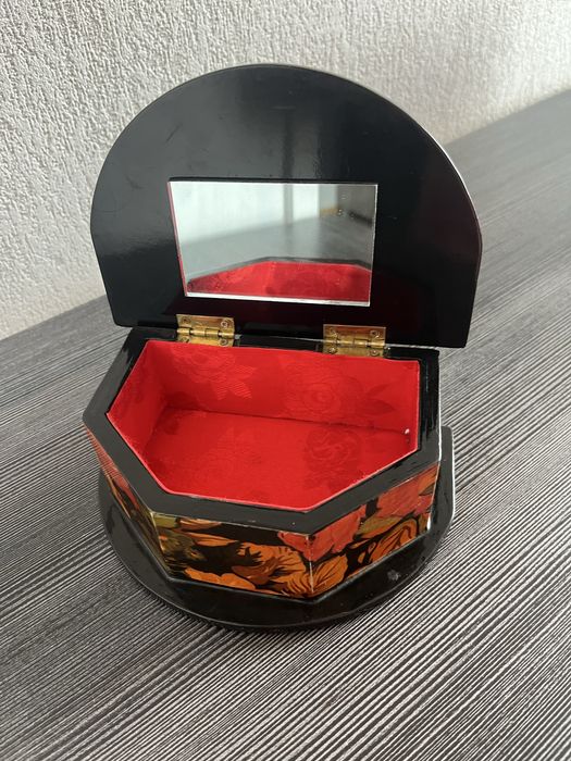Szkatułka   Pudełko z laki z lusterkiem motyw kwiatowy