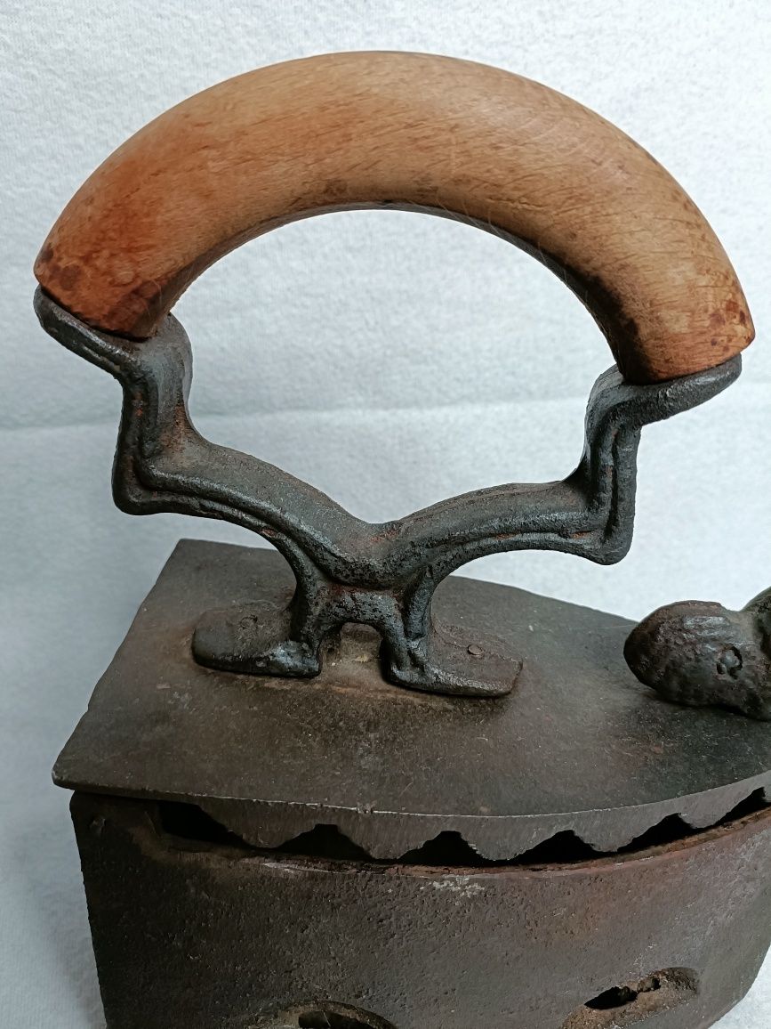 Stare żeliwne  ciężkie zelazko z drewnianą rączką