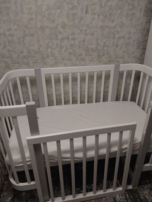 Продам детскую кроватку с маятником и колёсиками.